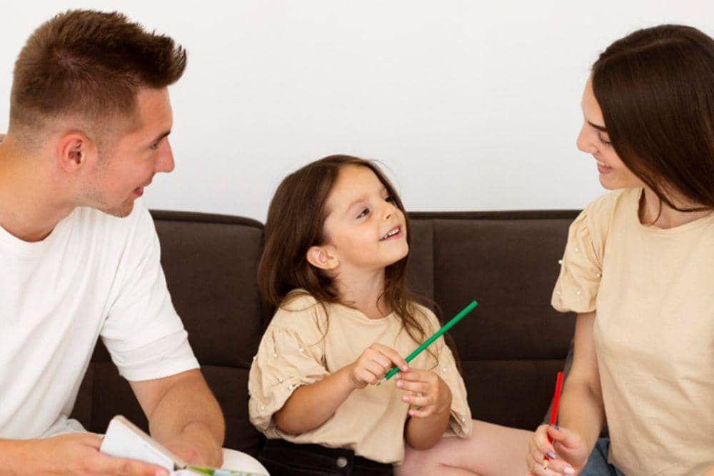 Anak berdiskusi dengan orangtua