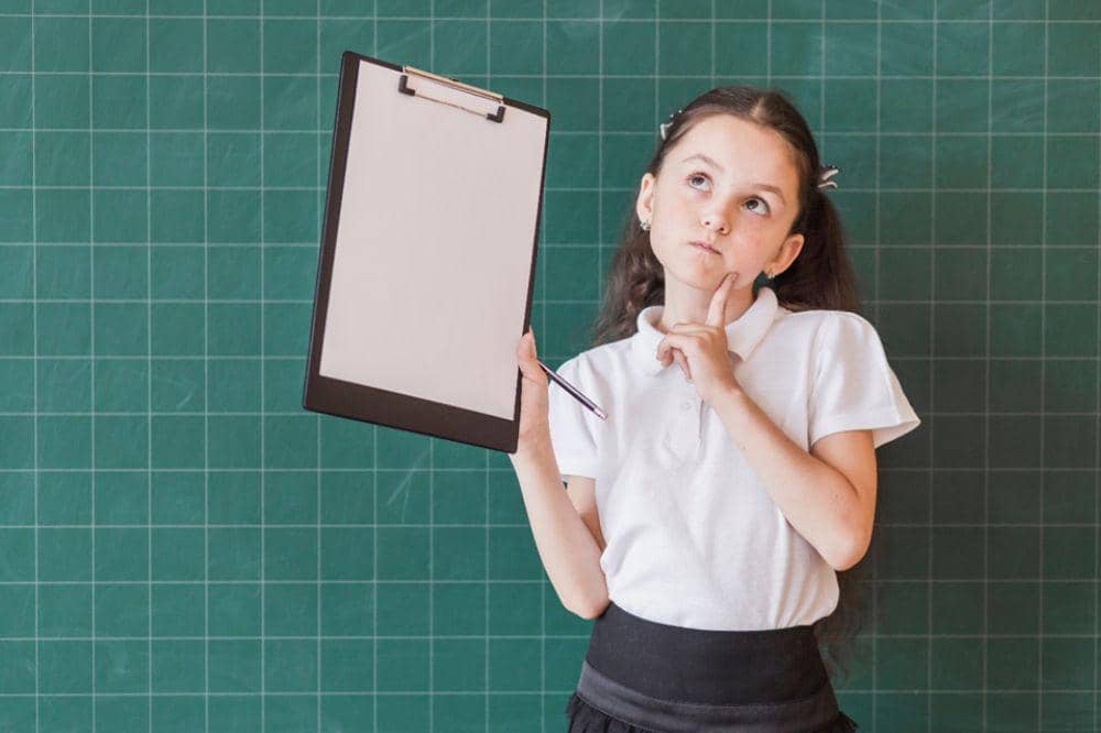 Anak memegang papan jalan