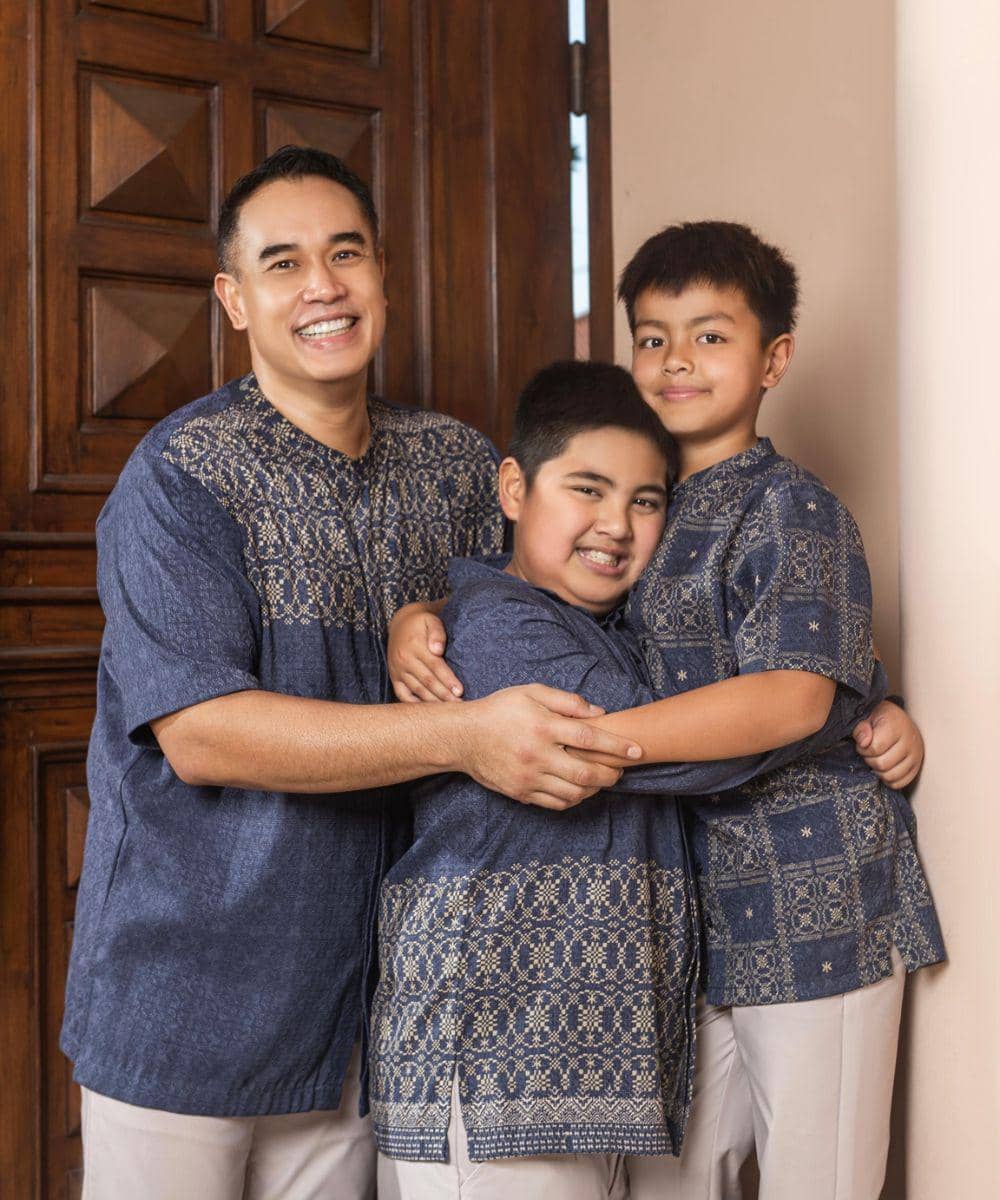 Potret Keluarga Nia Ramadhani jadi model baju muslim brand lokal 