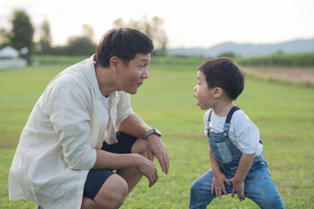 Ayah bermain dengan anak
