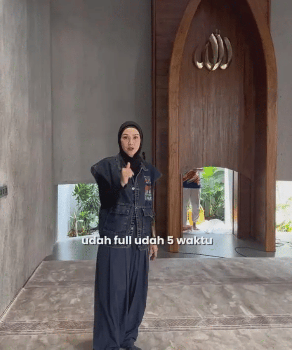 Zaskia Mecca Inisiasi Masjid Salim Kamil, Desainnya Unik Tanpa Pintu