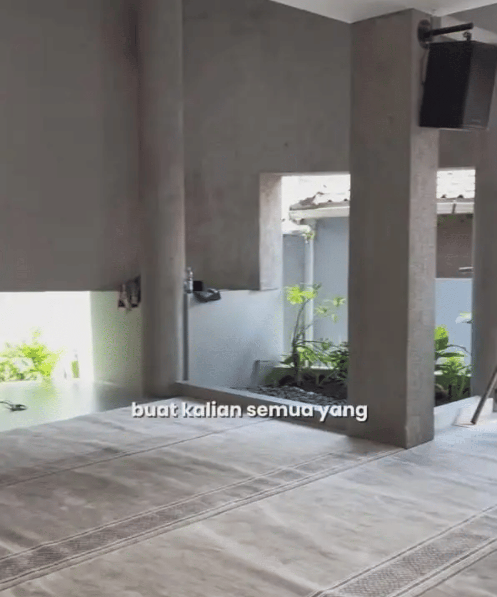 Zaskia Mecca Inisiasi Masjid Salim Kamil, Desainnya Unik Tanpa Pintu