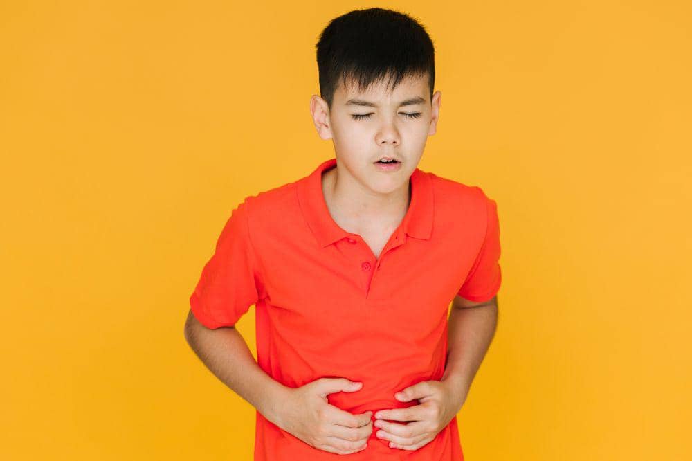 Anak memegang perut