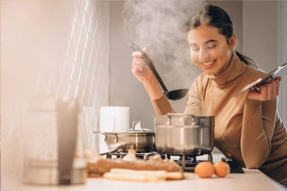 Mama memasak di dapur
