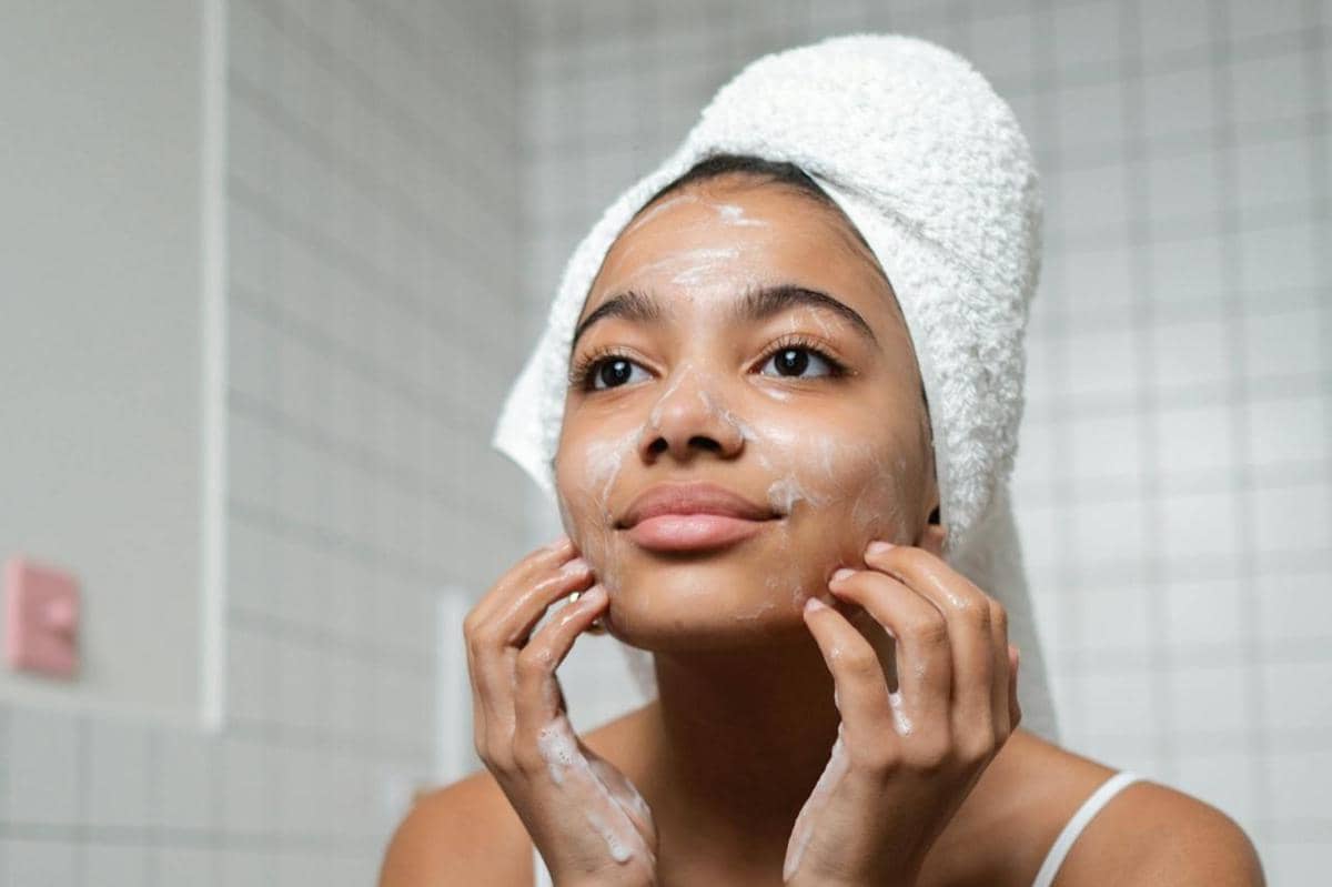 ilustrasi membersihkan wajah 