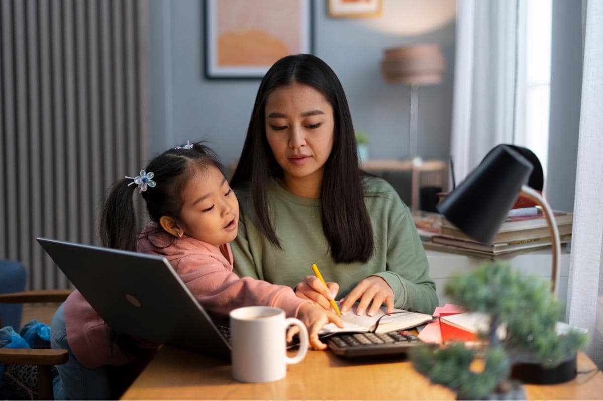 anak mengganggu mama di ruang kerja