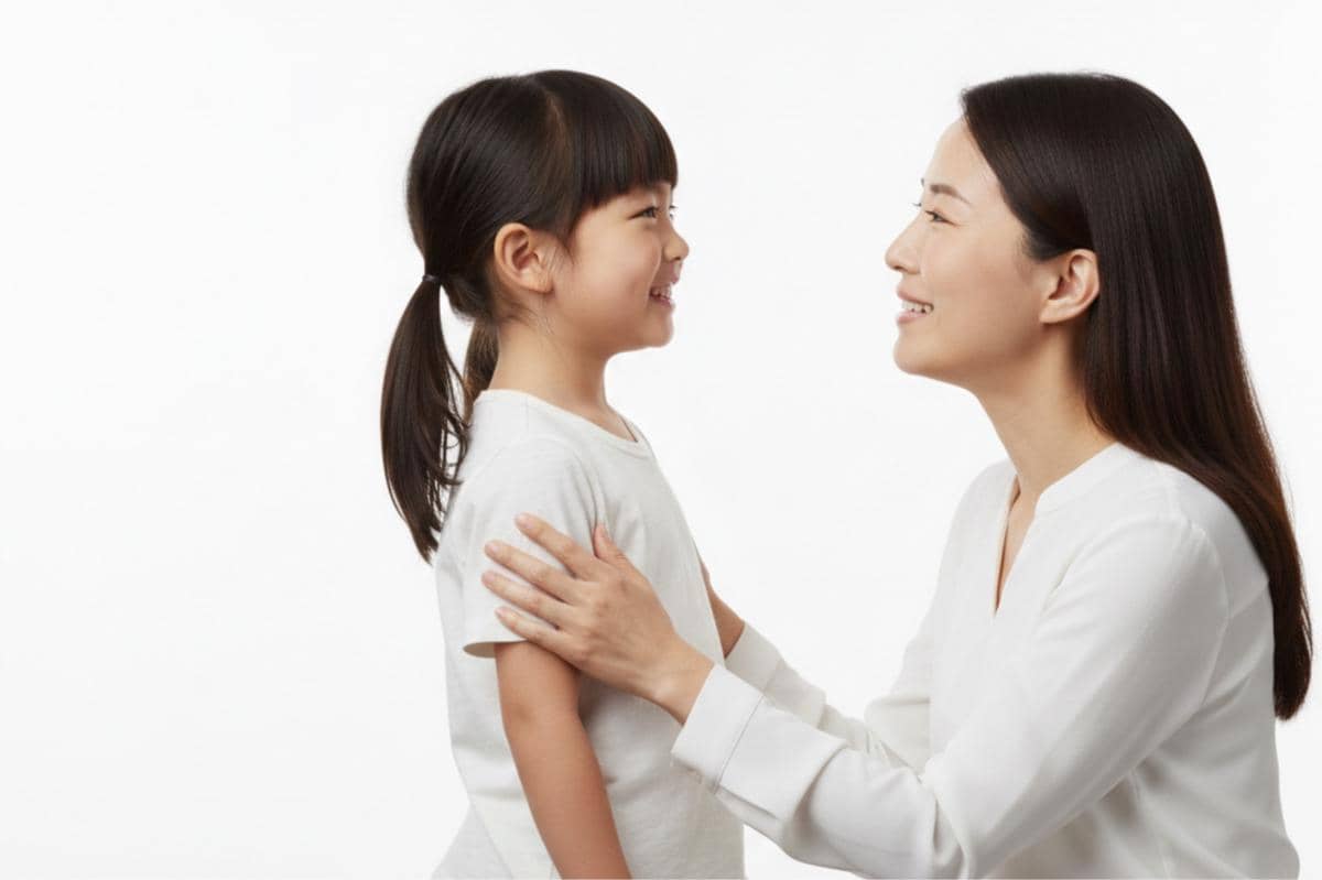 orangtua sedang berbicara lembut dengan anak