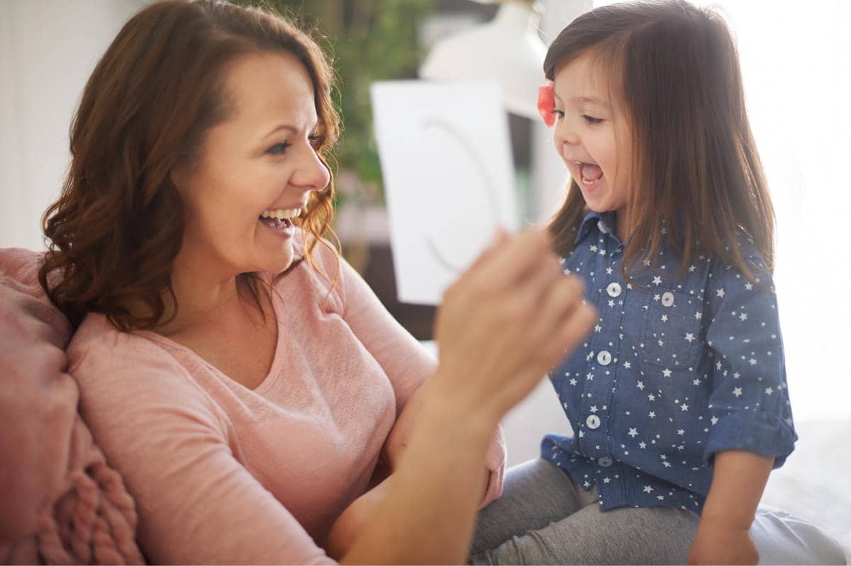 orangtua sedang bermain bersama anak