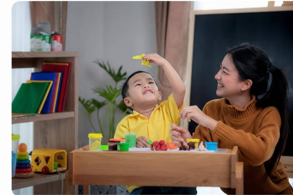 anak sedang bermain bersama orangtua