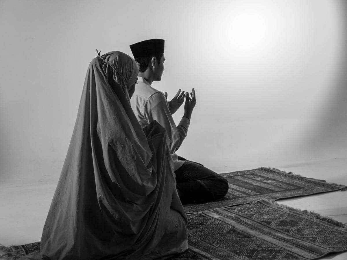 7 Cara Mendidik Istri agar Salihah dalam Islam, Lakukan Ibadah Bersama