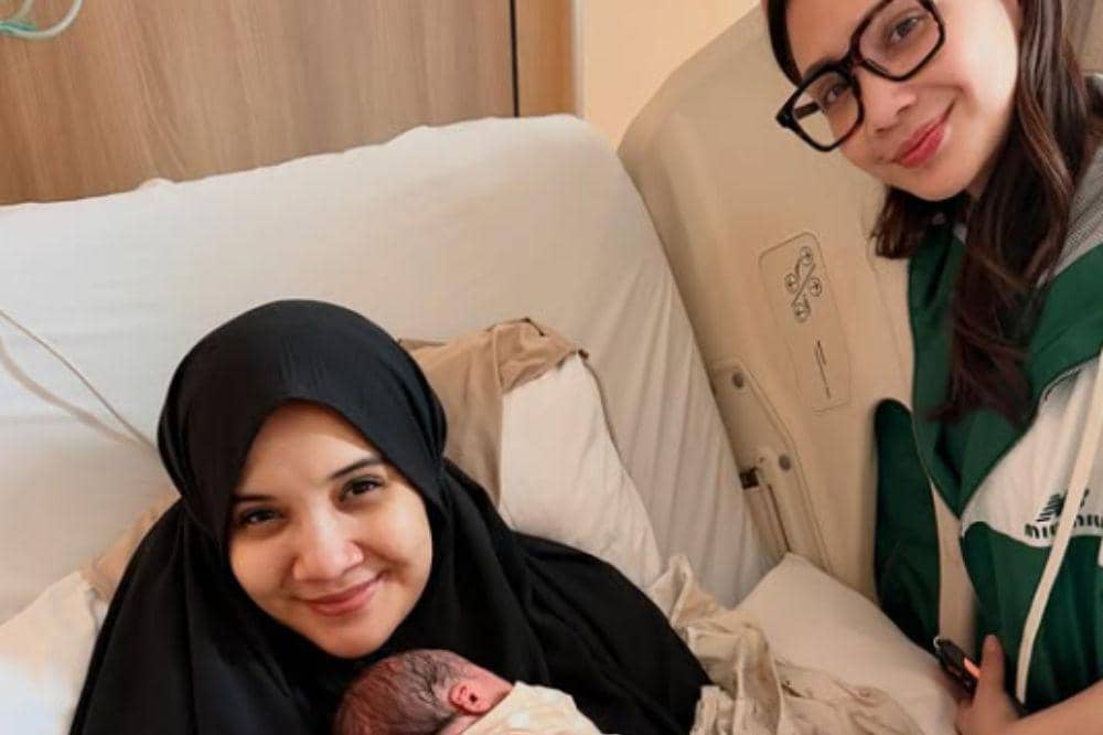 Potret Nagita Slavina Jenguk Zaskia Sungkar setelah Melahirkan