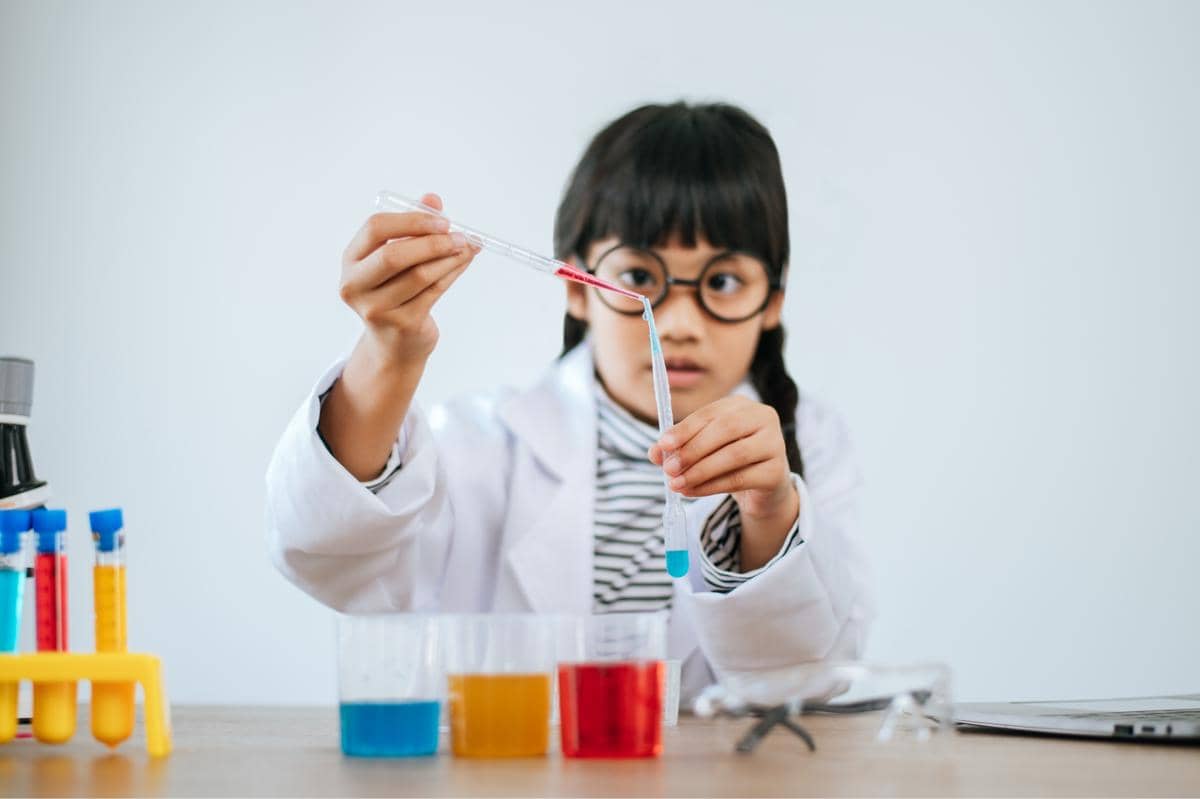anak sedang di laboratorium