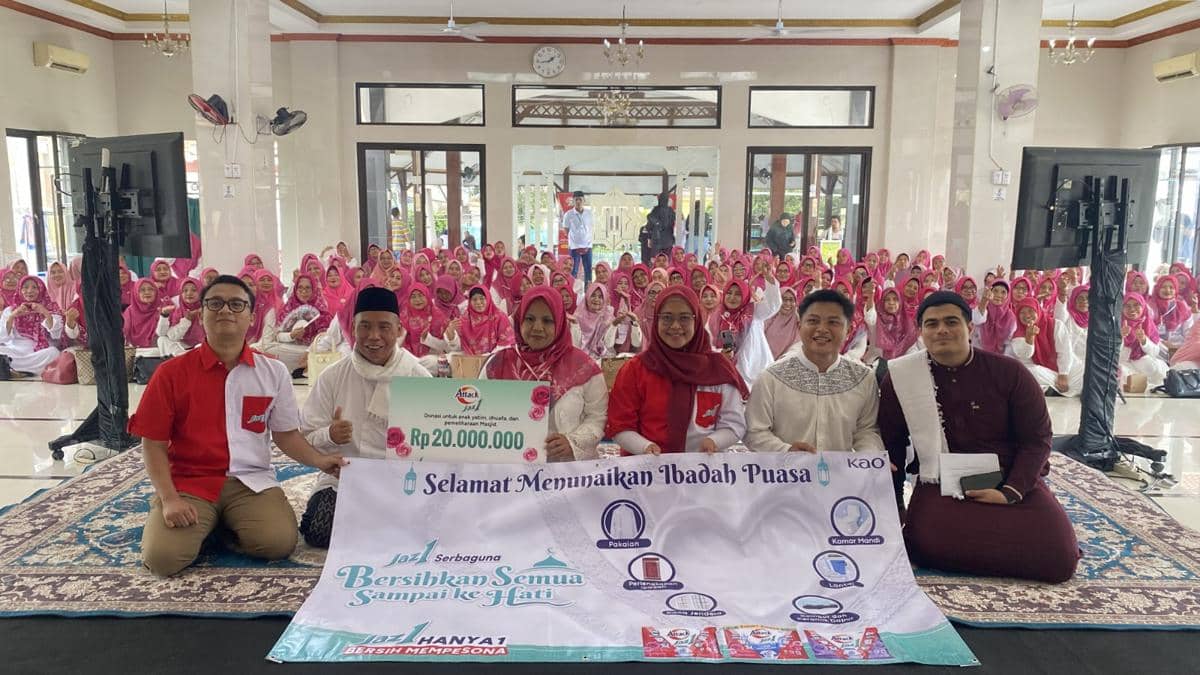 Warga Sambut Ramadan dengan Aksi Bersihkan Masjid Bersama