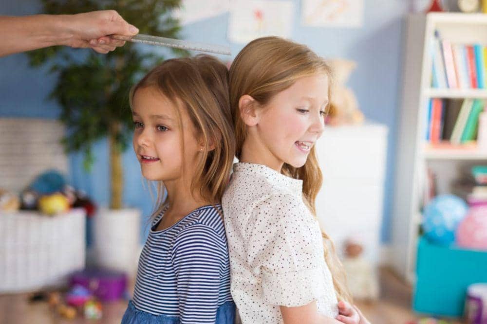 Membandingkan tinggi badan