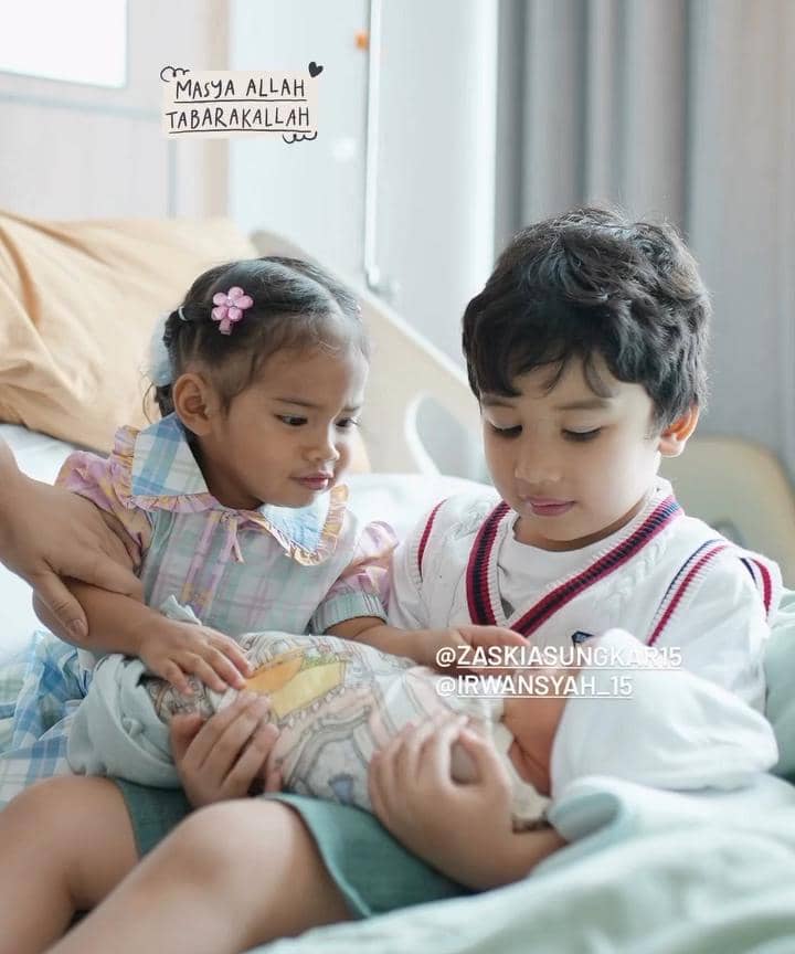 Potret Baby Urwah Anak Zaskia Sungkar bersama Ukkasya dan Humaira 4.jpg