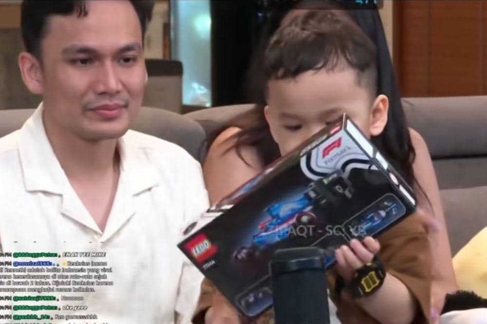 Ken memegang Lego hadiah dari AAA Clan