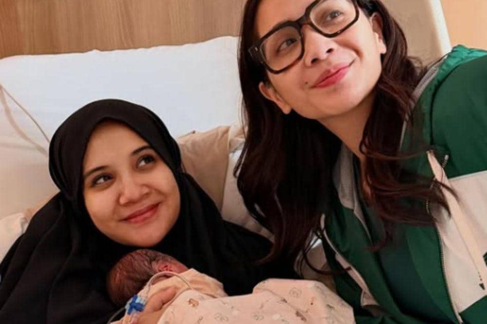 Potret Nagita Slavina Jenguk Zaskia Sungkar setelah Melahirkan