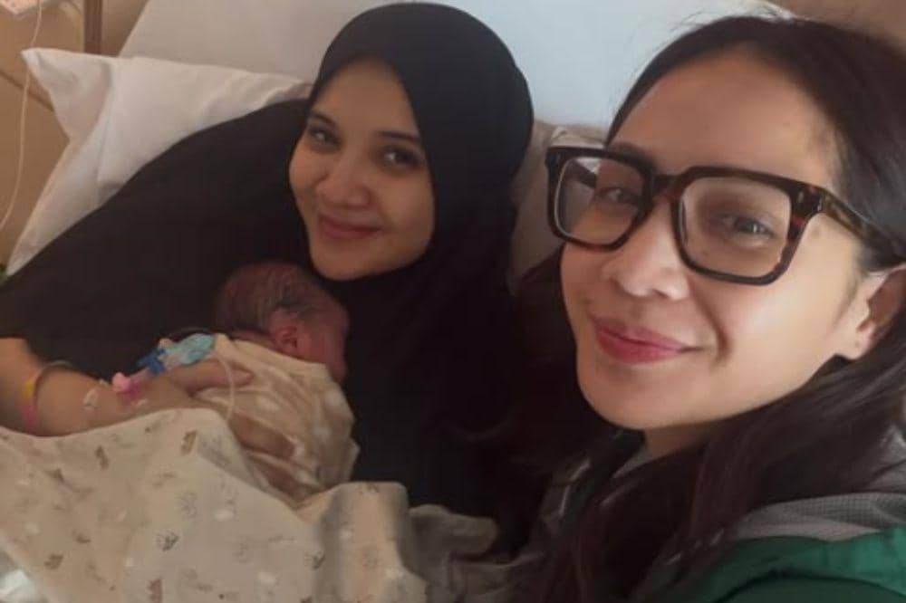 Potret Nagita Slavina Jenguk Zaskia Sungkar setelah Melahirkan