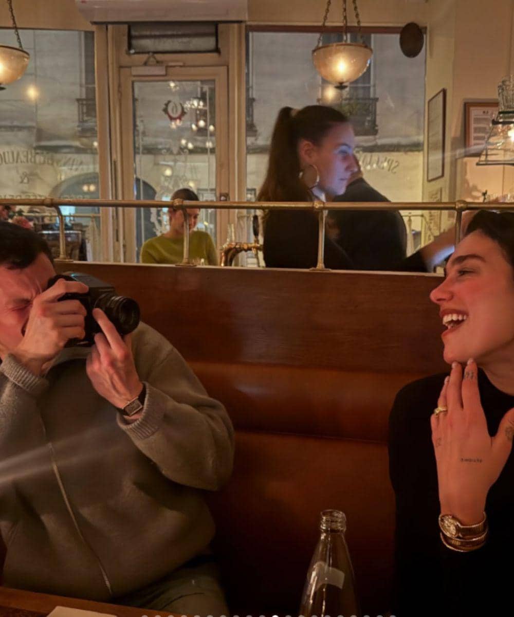 Gaya Bold Dua Lipa di Paris, Tiger Print Coat Jadi Statement Look 2026