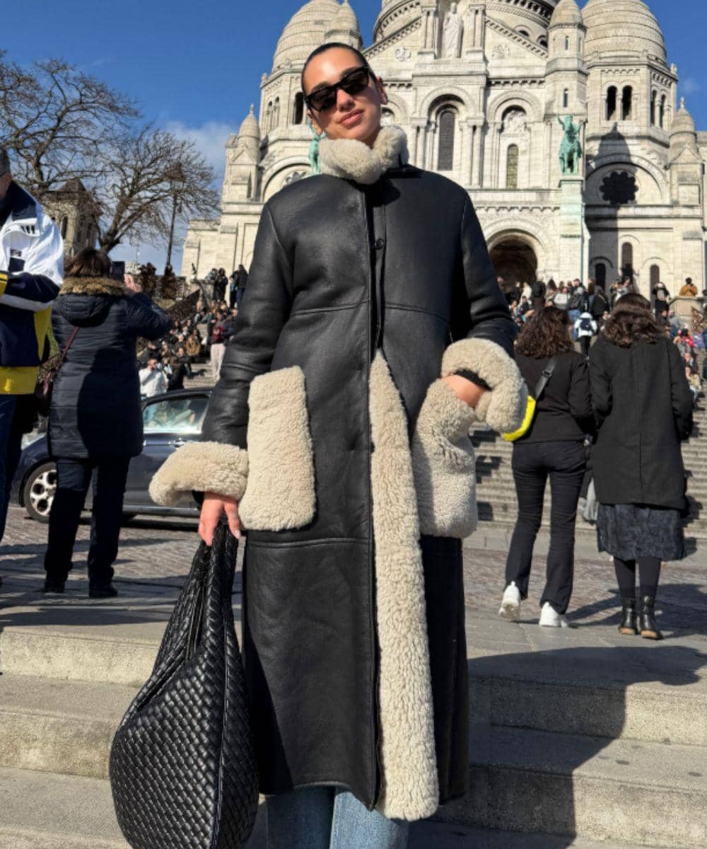 Gaya Bold Dua Lipa di Paris, Tiger Print Coat Jadi Statement Look 2026