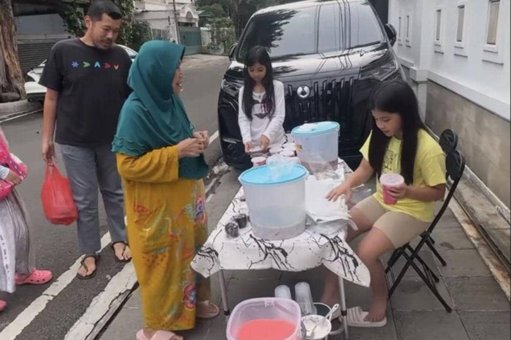 Yaya Anak Ririn Ekawati dan Ibnu Jamil Jualan Takjil Depan Rumah, Banjir Pujian!