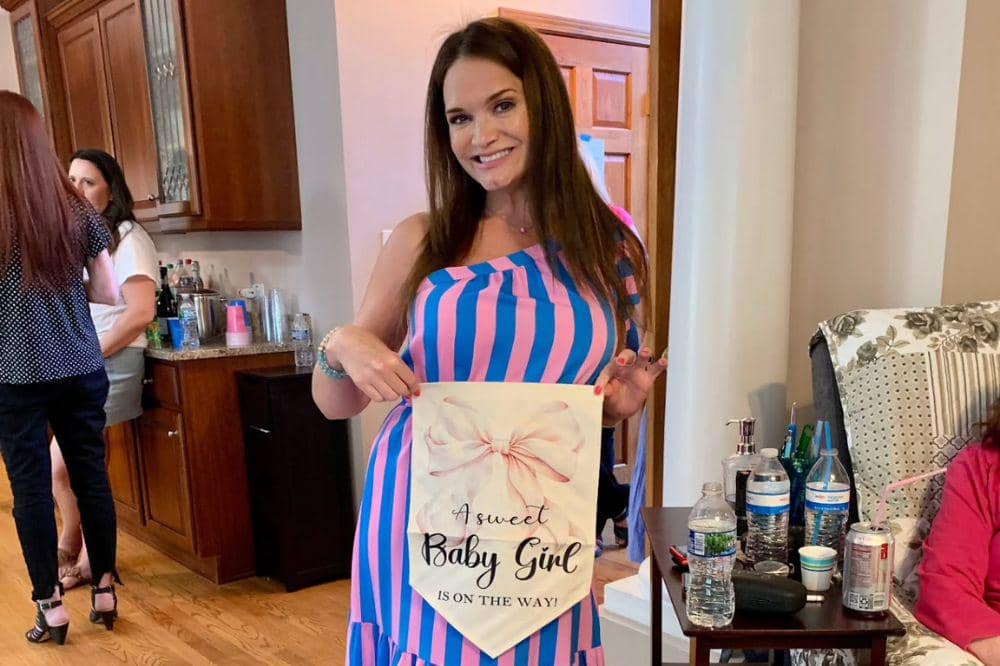 Artis Laura Orrico melahirkan anak pertama di usia 49 tahun