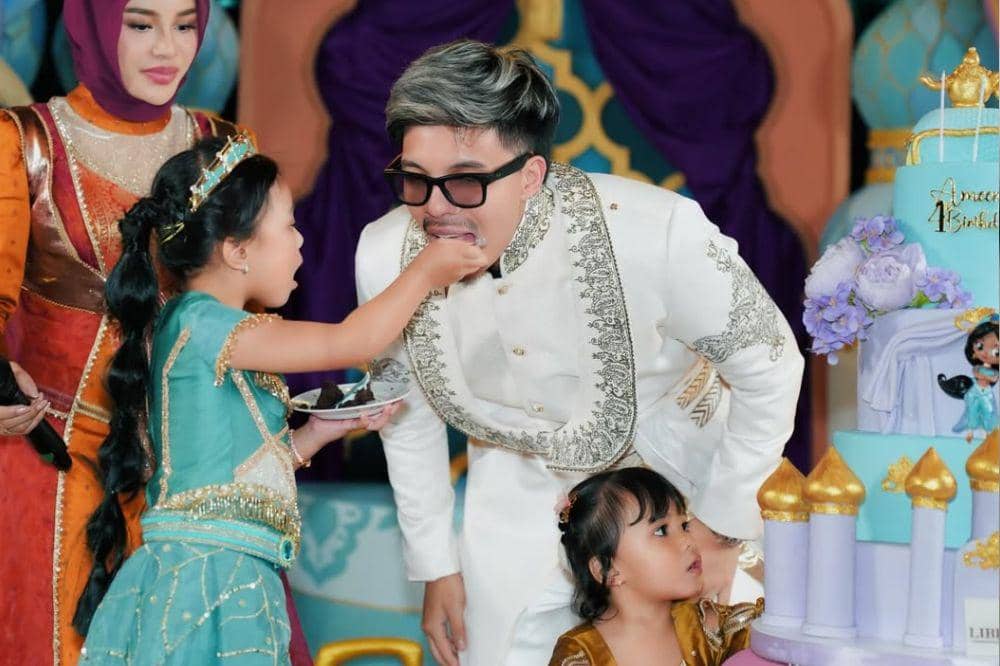 Atta makan kue di acara ulang tahun Ameena