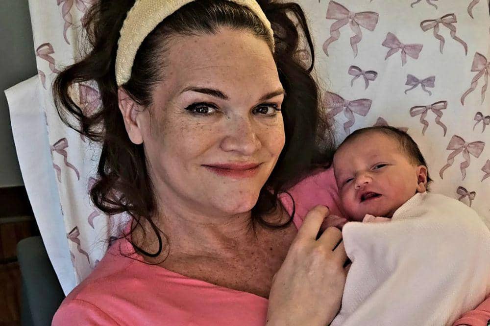 Artis Laura Orrico Melahirkan Anak Pertama di Usia 49 Tahun