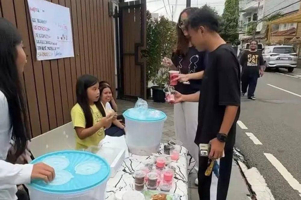 yaya anak ririn ekawati jualan takjil 