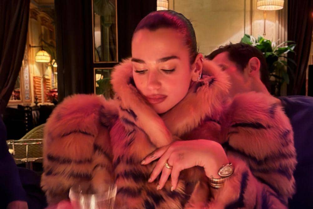 Gaya Bold Dua Lipa di Paris, Tiger Print Coat Jadi Statement Look 2026