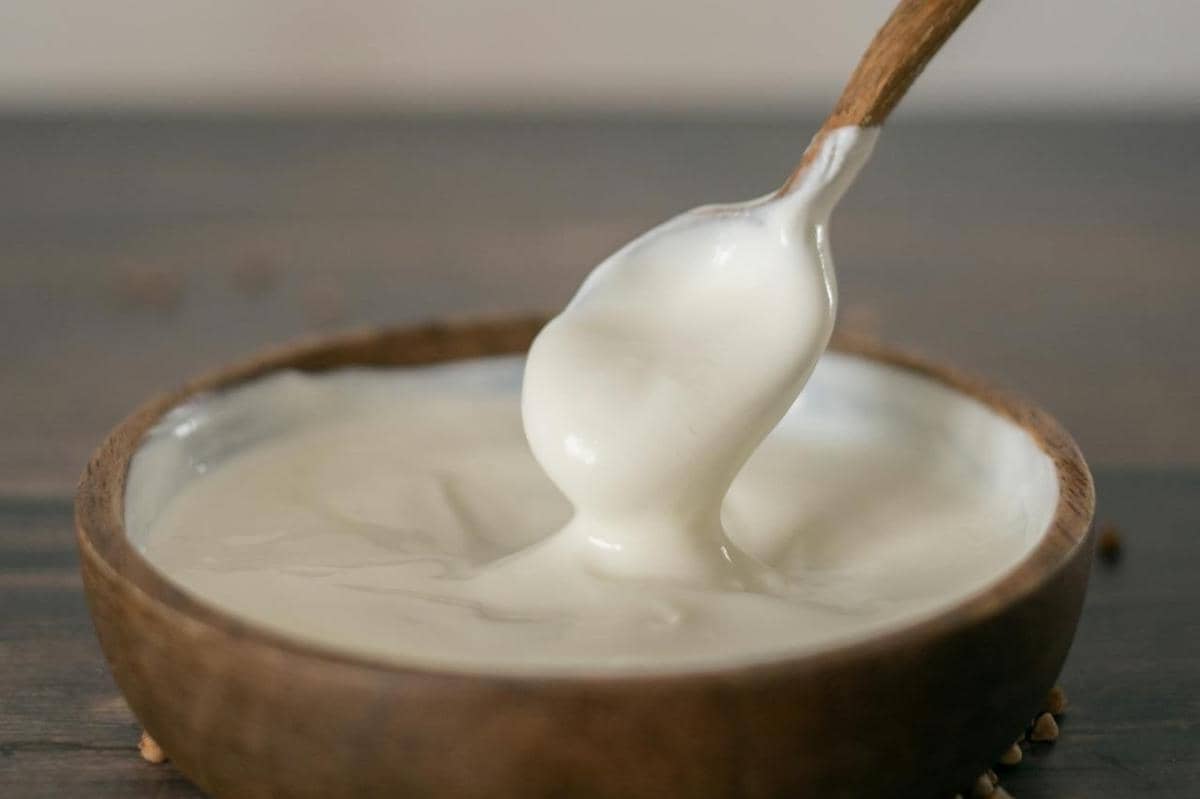 Pilih yoghurt plain tanpa tambahan gula