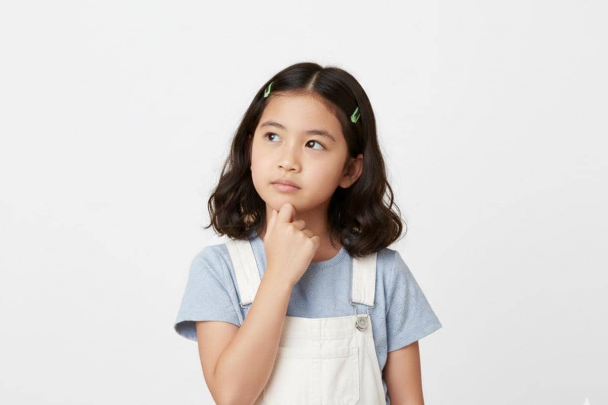 anak perempuan sedang berfikir