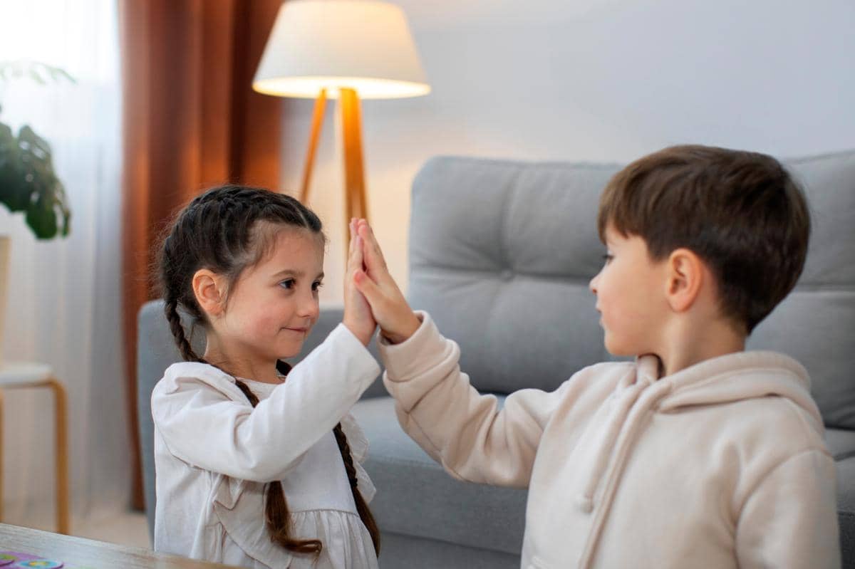 anak sedang bermain dengan teman