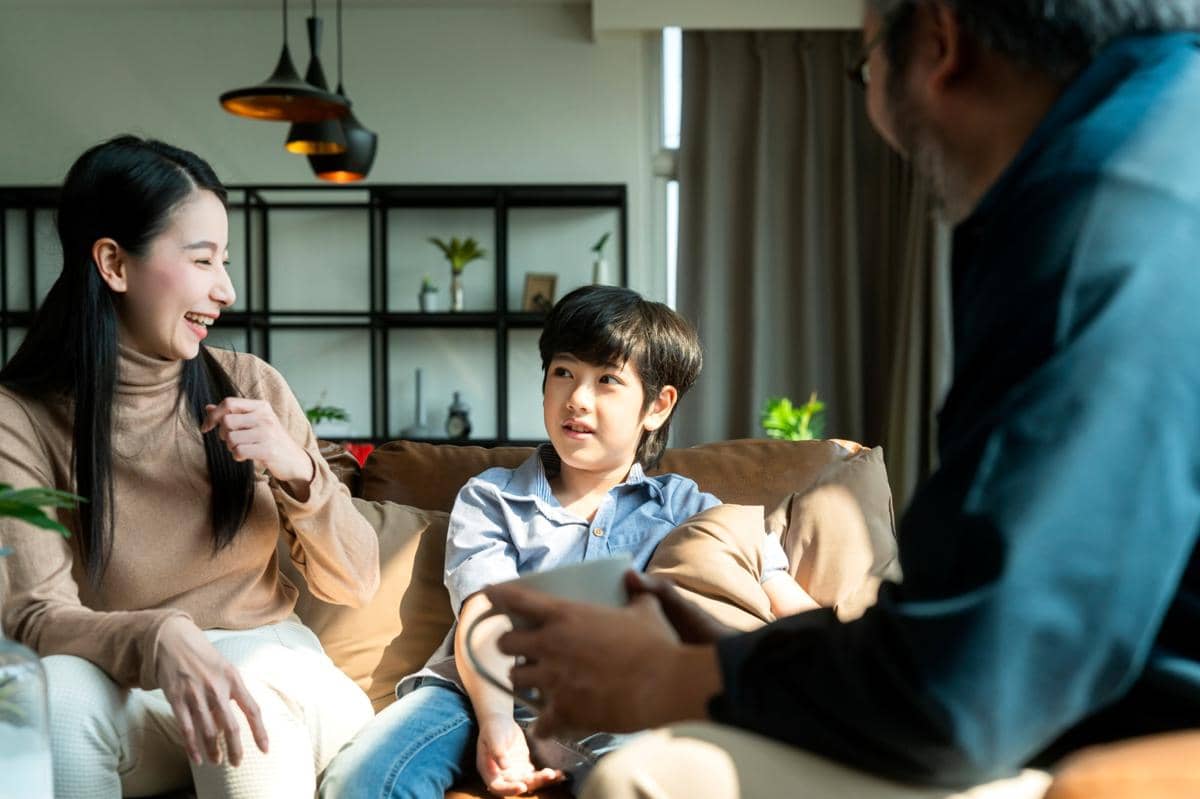 anak sedang berbicara di depan orangtua