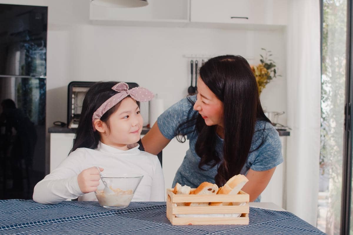 anak dan mama sedang berbicara