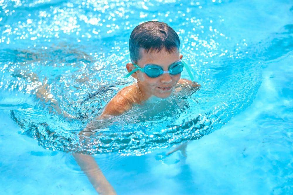 Apakah Boleh Berenang saat Puasa? Ini Hal yang Perlu Diajarkan ke Anak