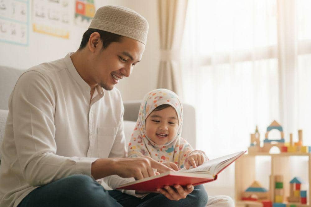 Ayah dan anak membaca Al-Qur'an