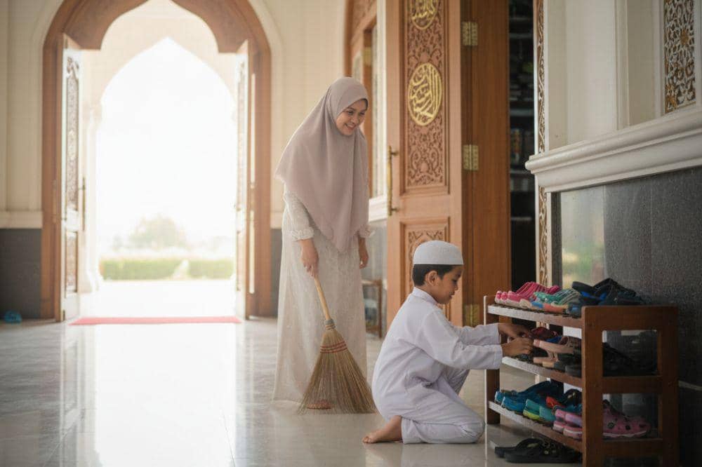 Mengajak anak membersihkan masjid