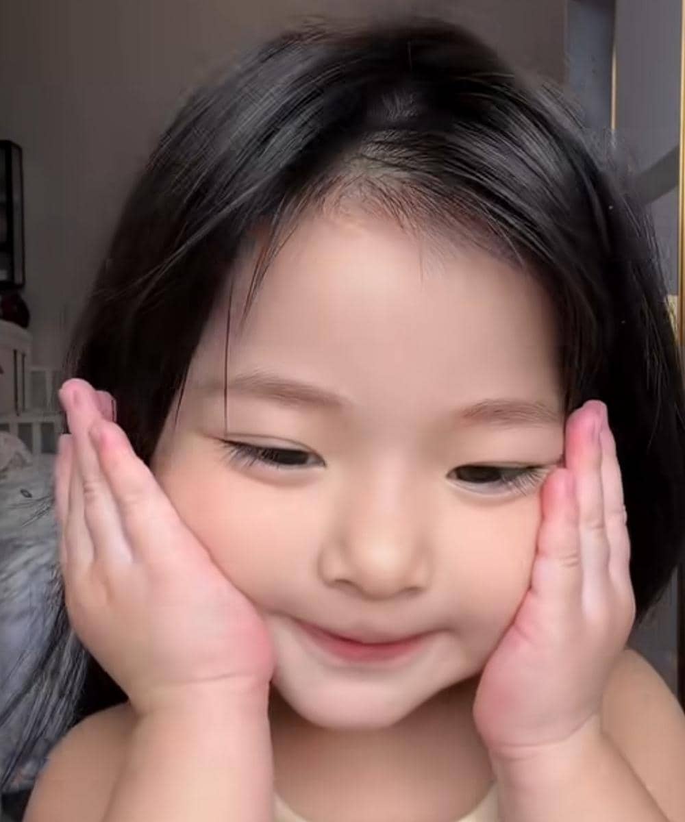 Lyora Beverly saat memakai sunscreen