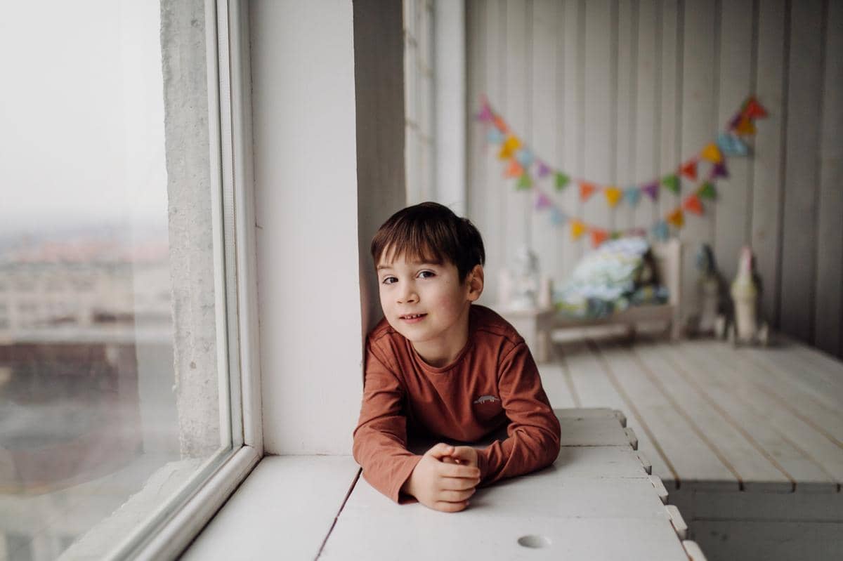 anak bermain di kamar