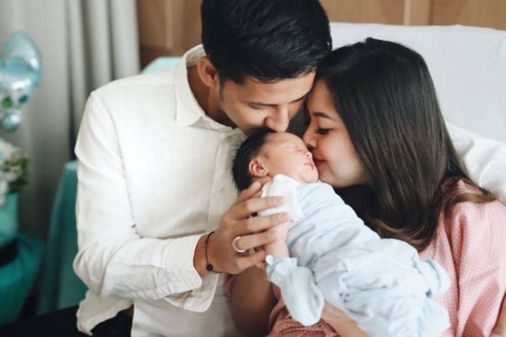 7 Artis Indonesia yang Melahirkan di Bulan Ramadan dari Tahun ke Tahun