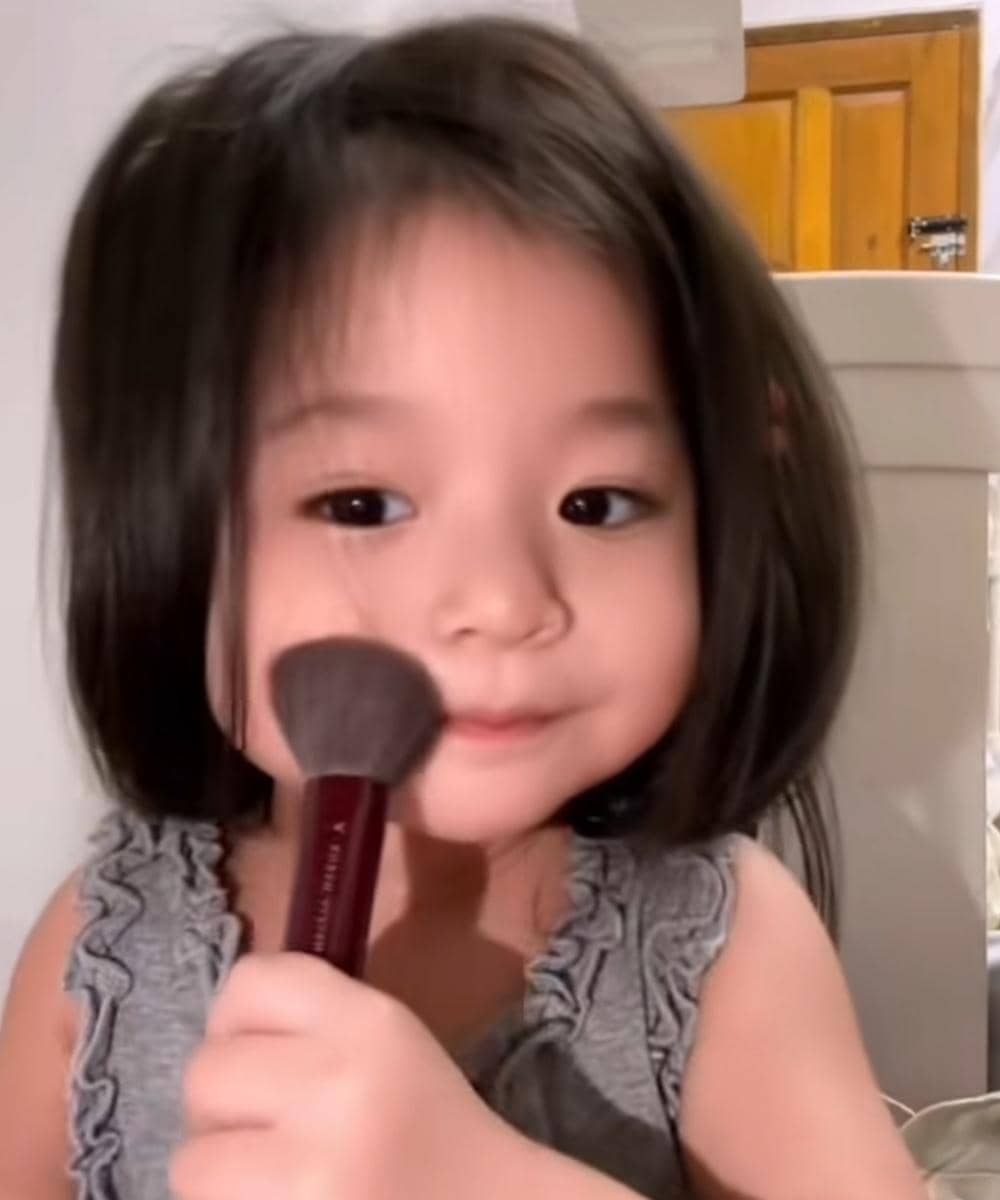 Lyora Beverly saat memakai makeup