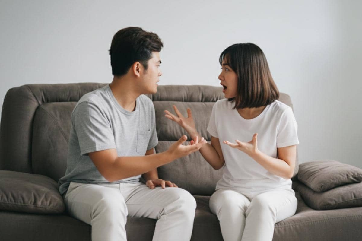 papa dan mama sedang bertengkar