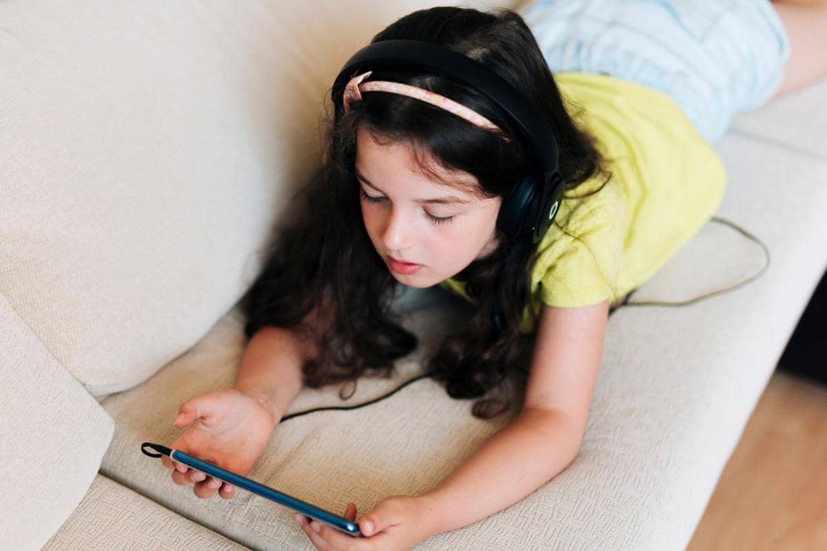 anak sedang bermain sendirian