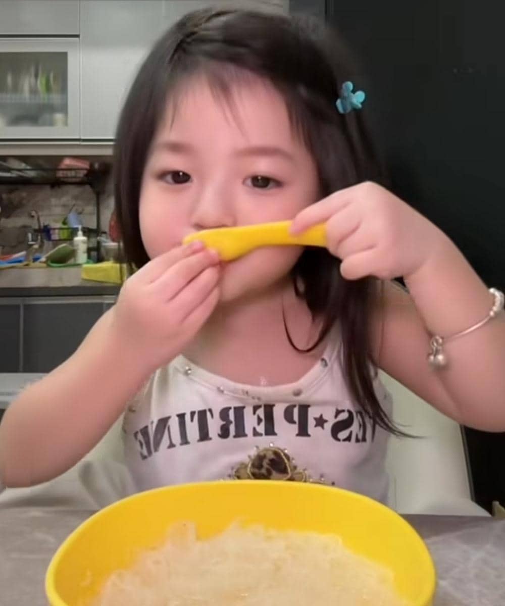 Lyora Beverly saat makan