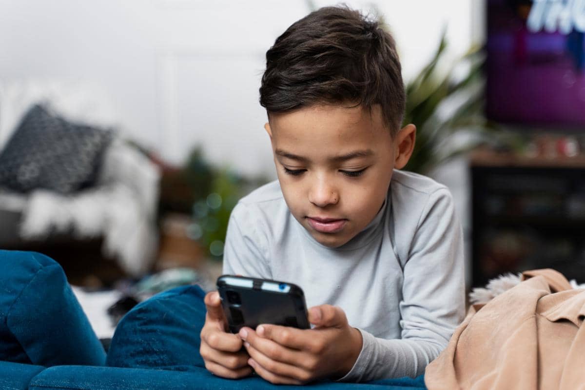 anak bermain hp