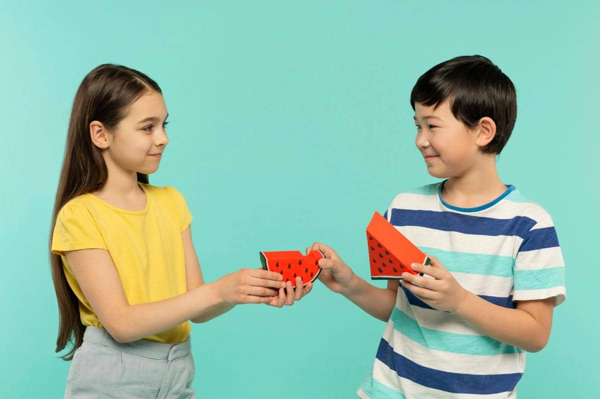 anak sedang berbagi makanan