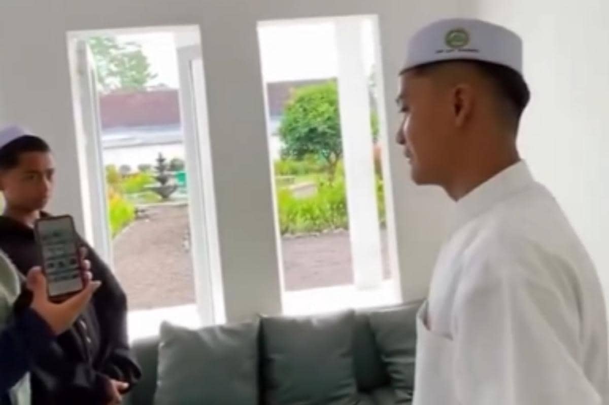 seorang ibu menuntut Ustaz