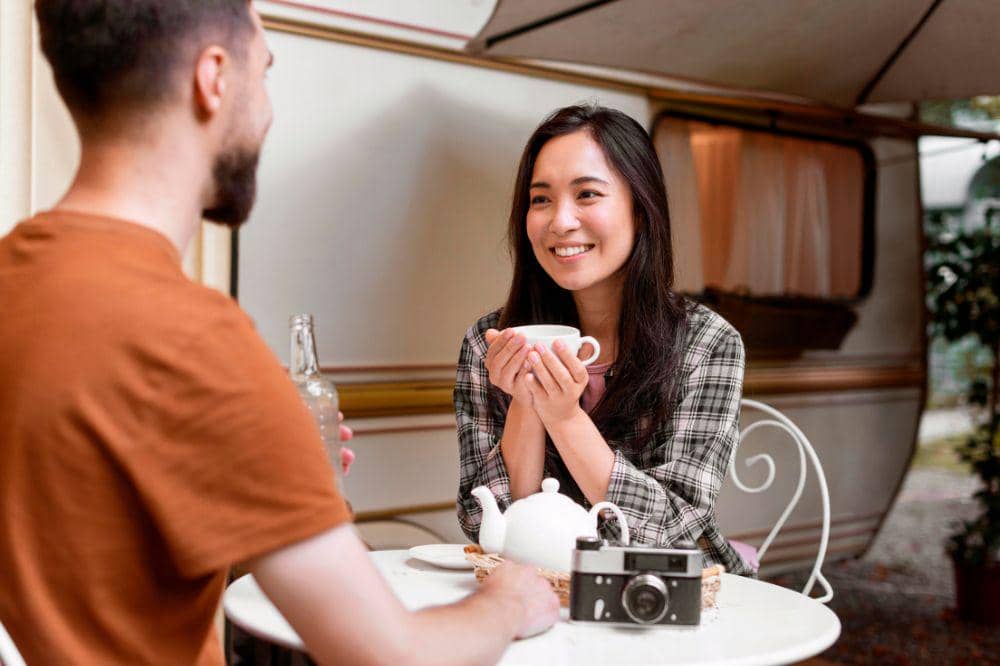 5 Cara Menghadapi Pasangan yang Oversharing 5