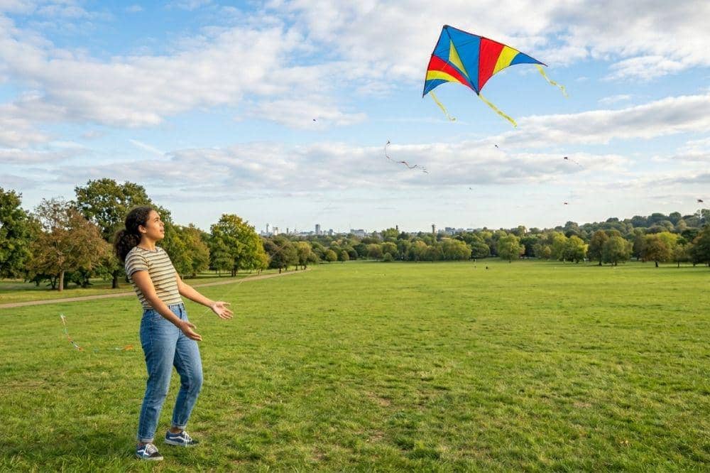 5 Arti Mimpi Main Layangan, Tanda Hidupmu Sedang Melambung Bebas